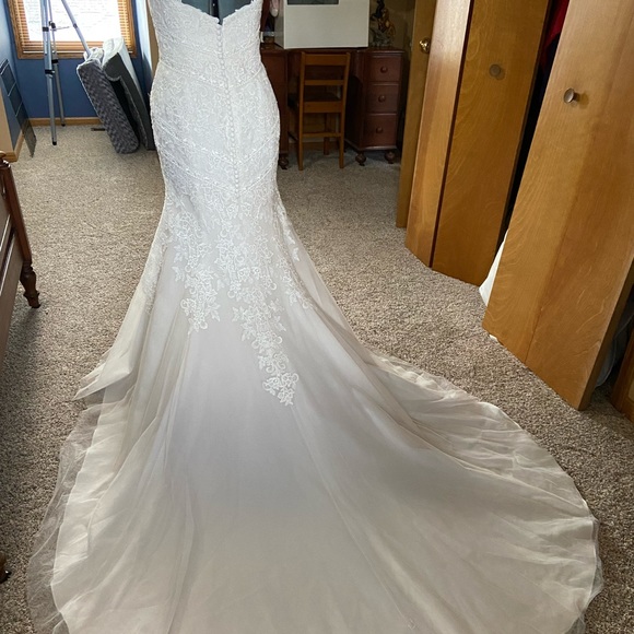 Ivory wedding gown, perfect condition, never worn. Fit and flare style - Picture 2 of 4